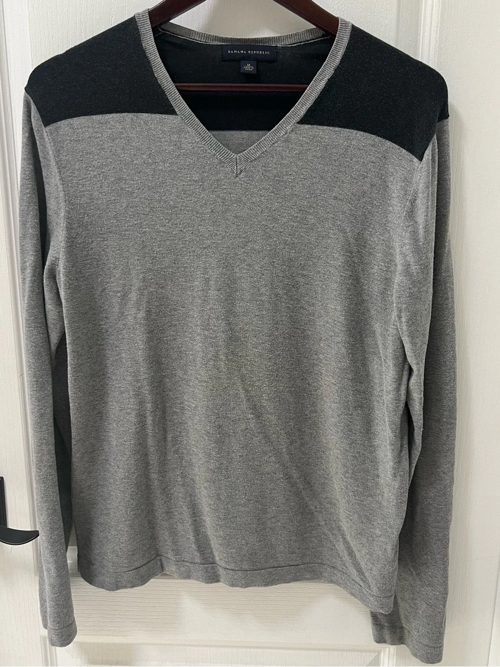 Banana Republic Silk Sweater Men’s Medium Gray Color Block V-Neck Lightweight